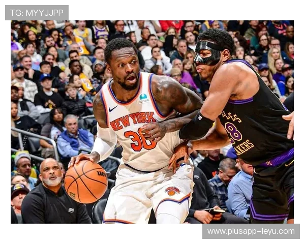 朱利叶斯·兰德尔挡拆拉开空间助湖人提升关键时刻得分效率