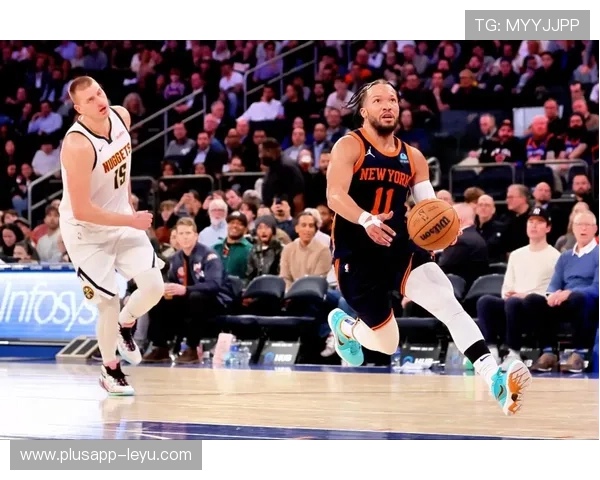 沃尔挡拆牵制约基奇，为队友创造外线空位