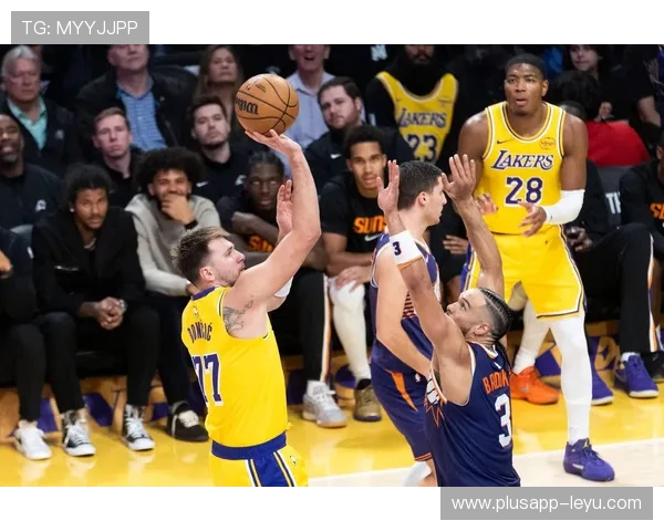 NBA比赛中的底线发球规则有哪些特殊规定需要球员注意？